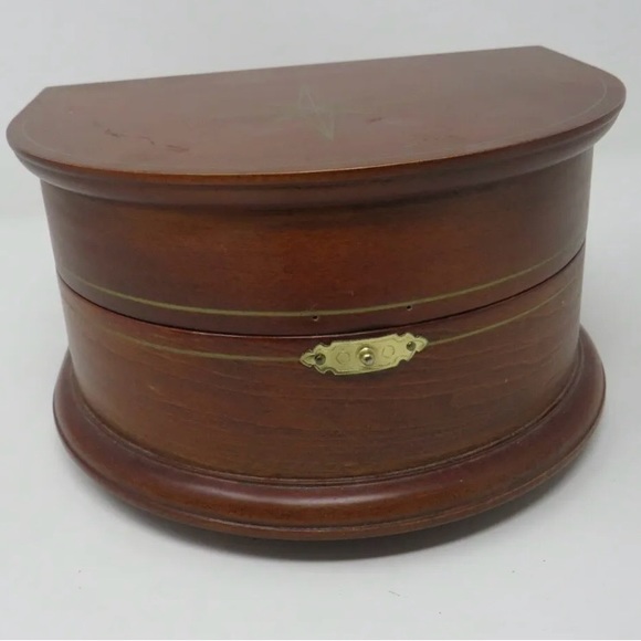 The Danbury Mint Nativity Music Box Silent Night Manger Scene (Musical) - Picture 9 of 10